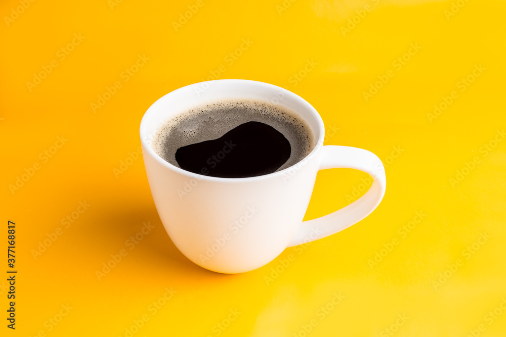 Taza de café blanca sobre fondo amarillo. Café americano negro Stock Photo  | Adobe Stock