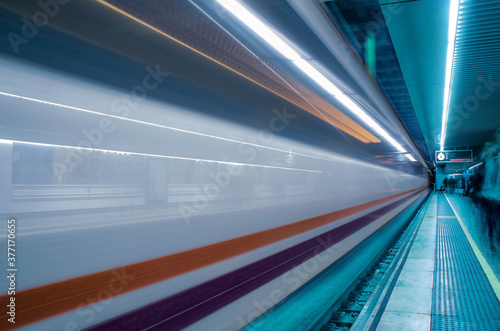 tren barcelona velocidad luces largaexposicion photo