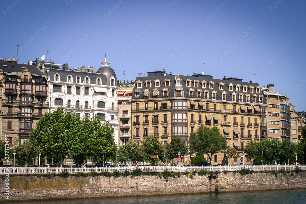 Fototapeta premium Edificios a la orilla del Urumea en San Sebastian