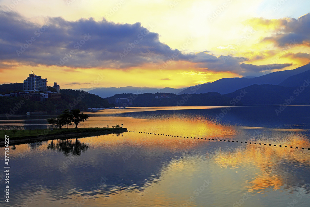 Fototapeta premium Taiwan Nantou Sun Moon Lake dawn