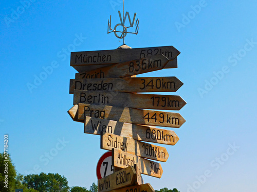 Wegweiser mit Kilometerangaben im Hafen photo