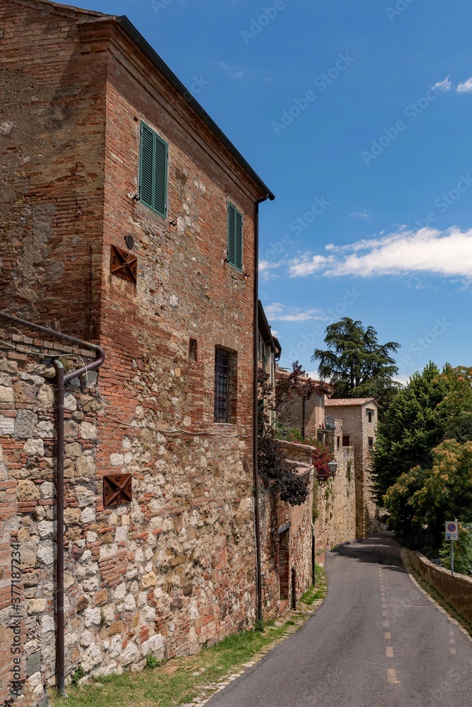 Steinhäuser in der Altstadt von Montepulciano in der Toskana in Italien 