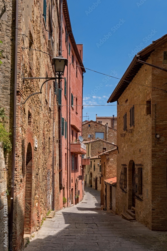 Enge Straße in der Altstadt von Montepulciano in der Toskana in Italien 