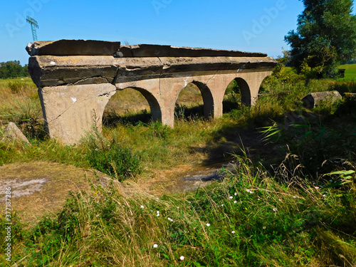 Die Ruinen der Bunkeranlagen in der Denkmal-Landschaft  