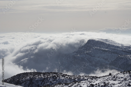 Wallpaper Mural panorama delle Dolimiti da una vetta con nuvole basse Torontodigital.ca