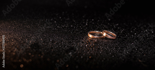 photo of blurry wedding rings