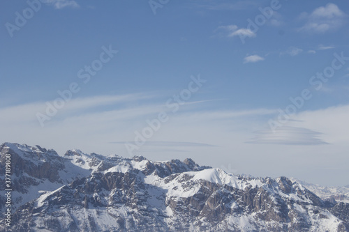 panorama delle Dolimiti da una vetta con nuvole basse © Matteo