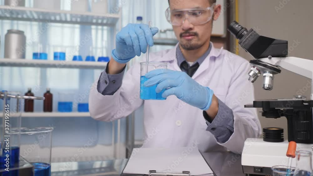 Professional scientists doctor using science tubes to research and treat illness in a laboratory, test for COVID-19 Coronavirus, concepts of medical treatment Professional scientists doctor using science tubes to research and treat illness in a laboratory, test for COVID-19 Coronavirus, concepts of medical treatment