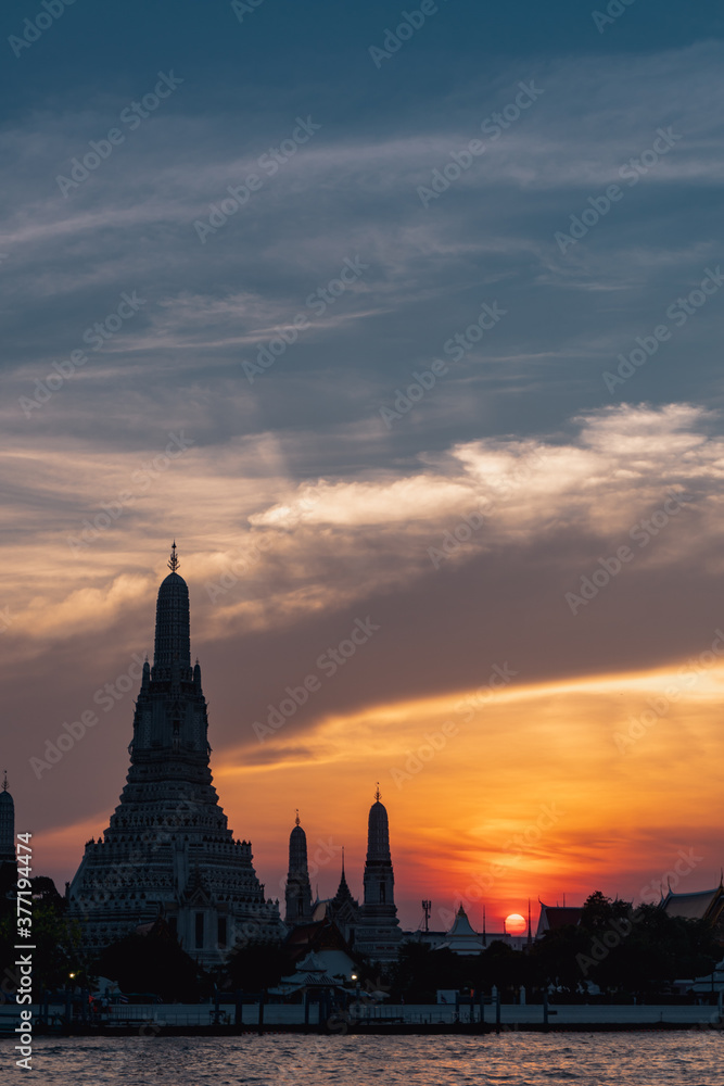 Templo do Amanhecer Wat Arun, em Bangkkok, Tailândia, com belo por-do-sol ao fundo. Céu colorido.