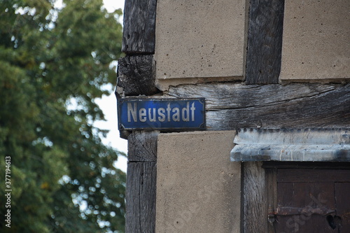 Straßenschild "Neustadt" an der Neustadtstraße in der Altstadt von Lenzen (Elbe)