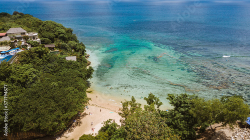 Praia Padang-Padang, em Bali, Indonésia, vista de cima. Mar azul turquesa.