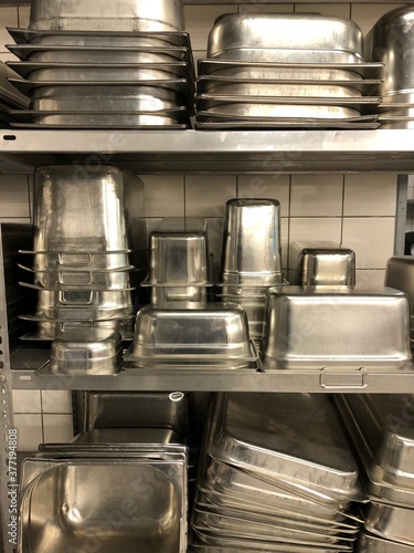 Küche gestapelte Gastronorm Speisen Behälter von verschiedene Größe im Regal