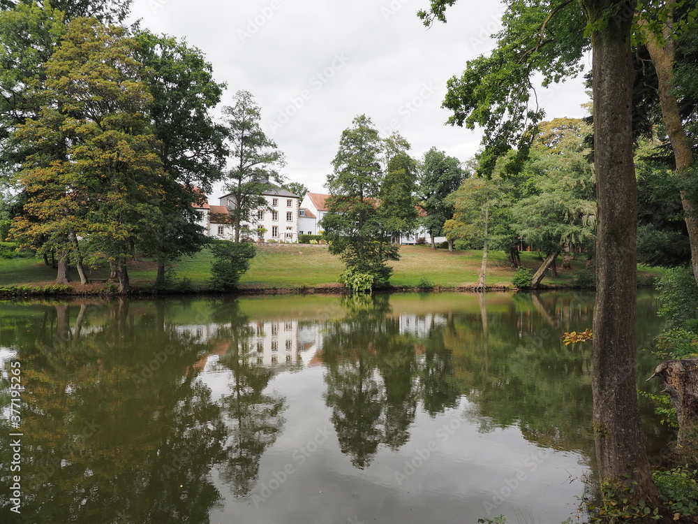 Fototapeta premium Landschaftspark und Hofgut Imsbach Lapointe im Saarland bei Theley