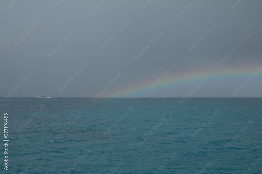 arcobaleno all'orizzonte che cade su un mare caraibico