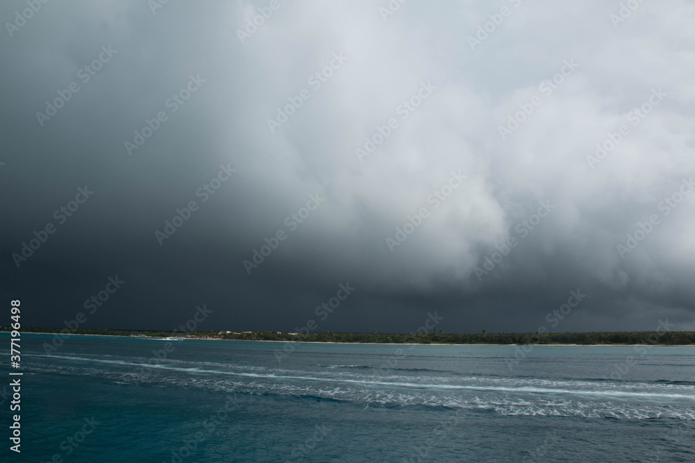 nubi all'orizzonte viste da una barca in mezzo al mare dei caraibi