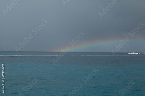 arcobaleno all'orizzonte di un mare caraibico © Matteo