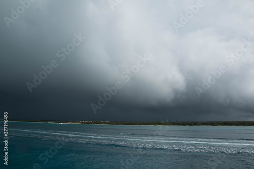 nubi all'orizzonte viste da una barca in mezzo al mare dei caraibi © Matteo