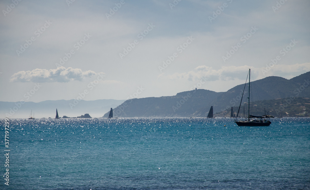 Schiffe und Boote vor der Küste Sardiniens