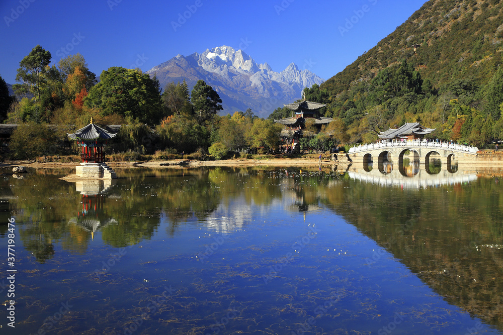 Fototapeta premium Yunnan Lijiang Black Dragon Pool reflection