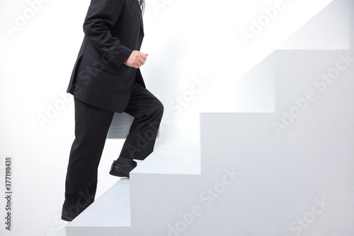 階段を上るビジネスマン