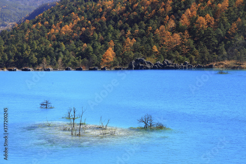 Fototapeta Naklejka Na Ścianę i Meble -  Yunnan Lijiang Yulong Xueba National Park Blue Moon Lake