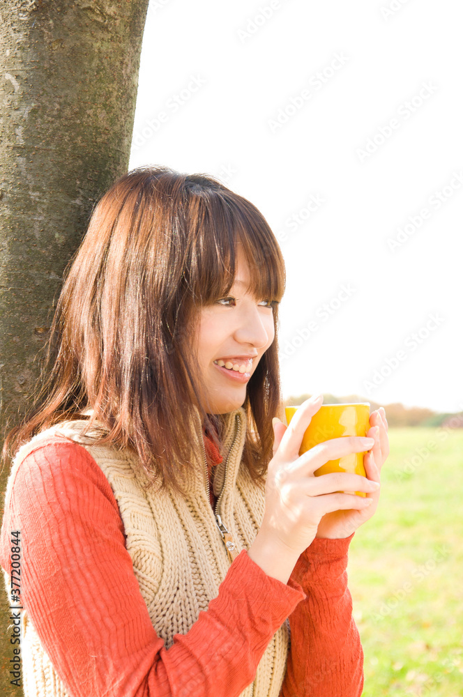 ホットドリンクを飲む女性 ホットドリンクを飲む女性