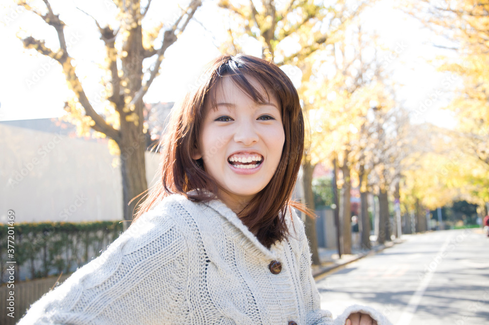 振り向く女性 振り向く女性