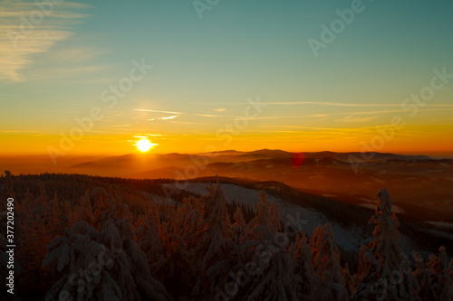 Zimowy zachód słońca w górach