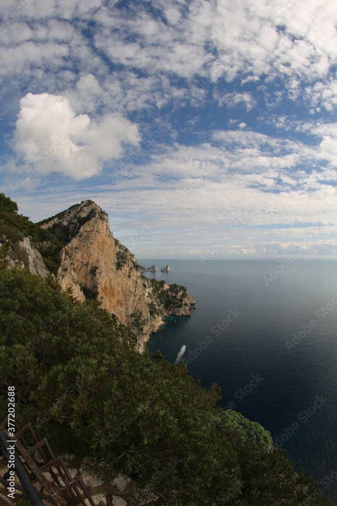 scogliera sul mare con cielo nuvoloso sull'isola di Capri