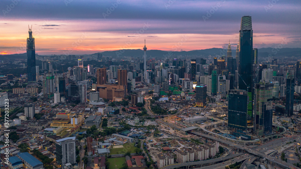 Obraz premium A sunset scene taken via drone during a lockdown from Kuala Lumpur, Malaysia.