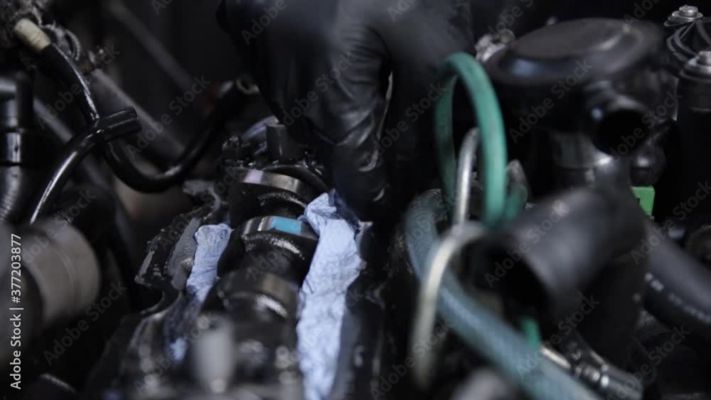 cleaning the cylinder block when changing the valve cover gasket of the car. sealing of the engine valve cover.