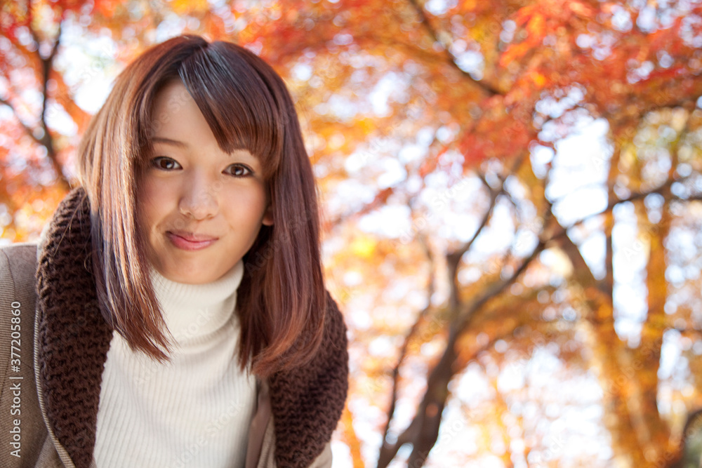 紅葉と女性 紅葉と女性
