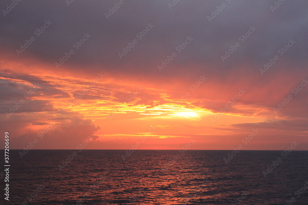 tramonto in mezzo al mare mediterraneo