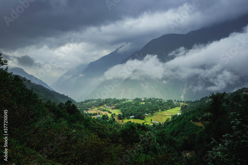 Widok na górską dolinę w Nepalu.