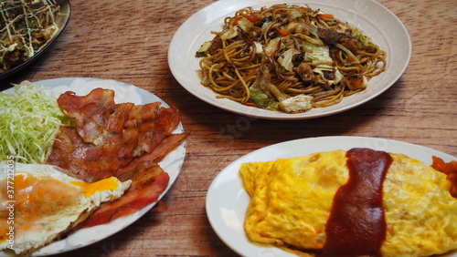 木目テーブルに並んだ料理