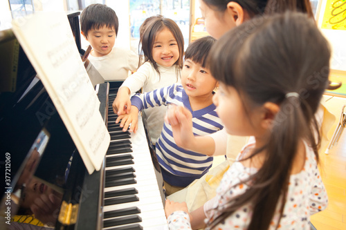 Cuadro en lienzo ピアノを弾く先生と歌う幼稚園児