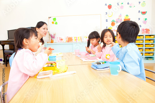 Canvastavla お弁当を食べる幼稚園教諭と幼稚園児