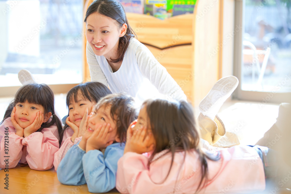 頬杖をつく幼稚園児 頬杖をつく幼稚園児