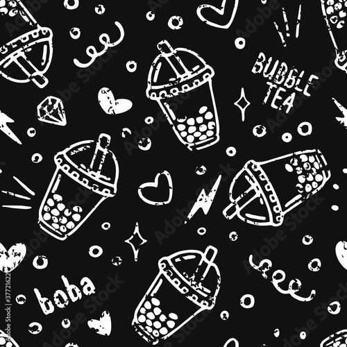 Vector seamless pattern with bubble tea in plastic cups and doodles. Popular drink with tapioca pearls. Chalk texture