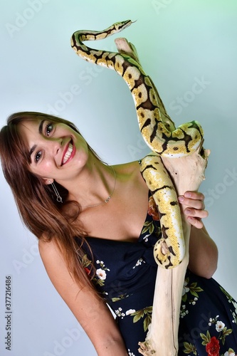 Magnifique photo d'une femme avec son gros serpent