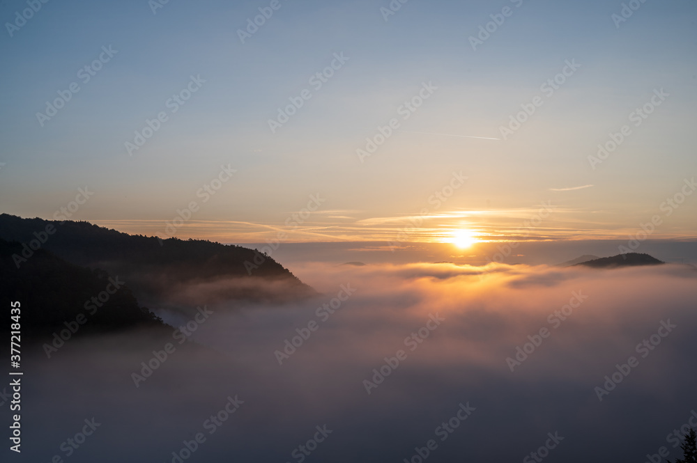 Bergsilhouette im Nebel