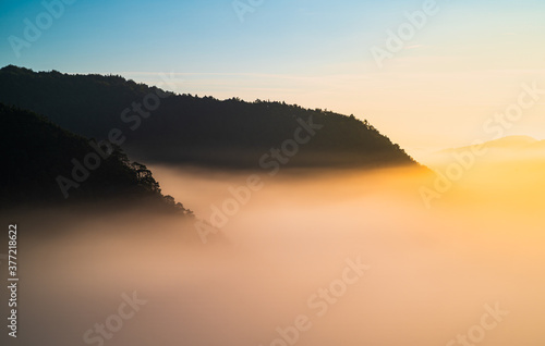 Mystische Berge mit Nebel