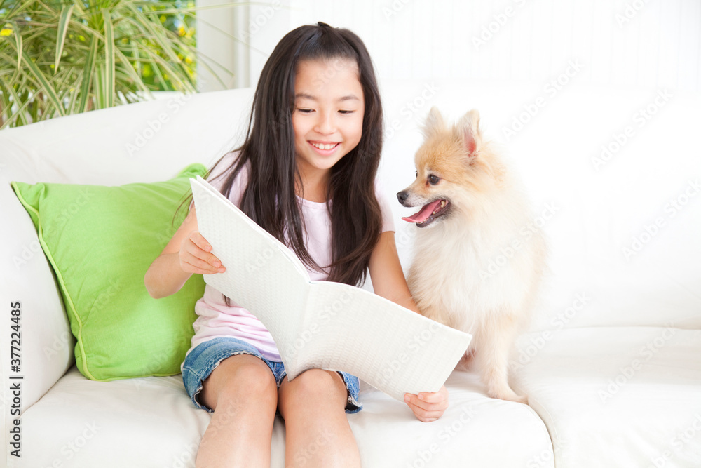 ペットと本を読む女の子 ペットと本を読む女の子
