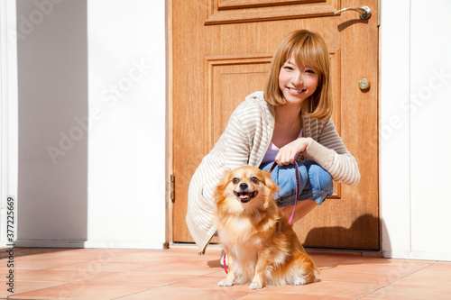 散歩する女性と飼い犬