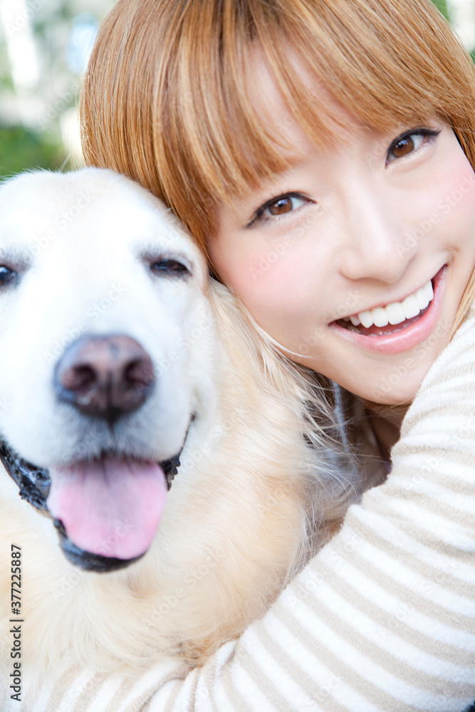 寄り添う犬と女性 寄り添う犬と女性