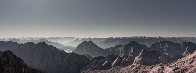 Ingelijste posters Grijs Bergpanorama onder strakblauwe hemel  © Jonas Weinitschke