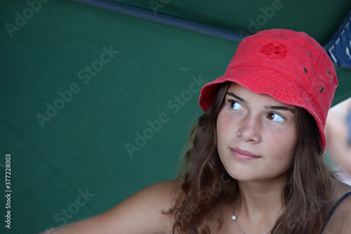 Photography RITRATTO DI GIOVANE RAGAZZA CON BERRETTO ROSSO