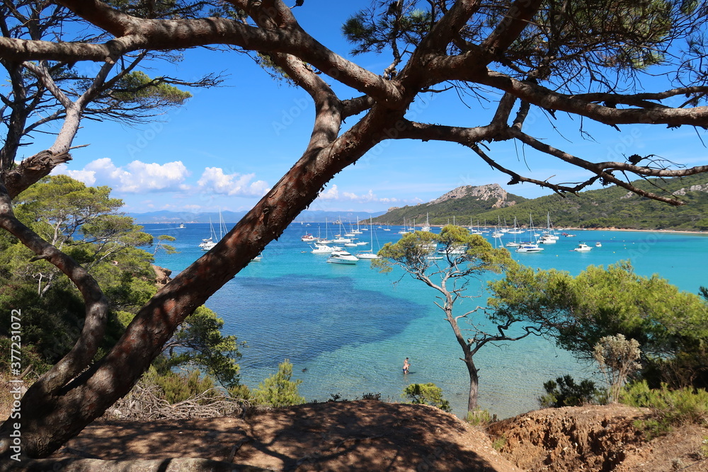 Panorama sur les eaux turquoise de la mer Méditerranée, avec la baie et plage Notre-Dame sur l'île de Porquerolles, au large de la ville d'Hyères (France)