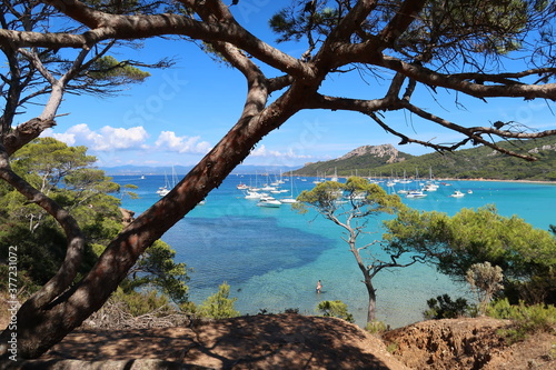 Obraz na płótnie Panorama sur les eaux turquoise de la mer Méditerranée, avec la baie et plage No