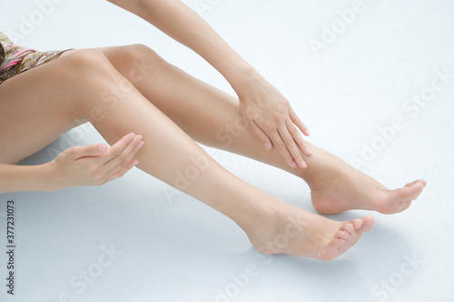 日焼止めを塗る女性の足元